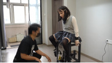 変な呼吸をする女
